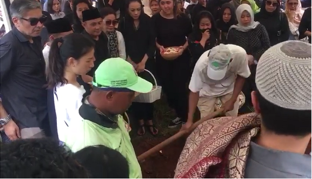 Prosesi pemakaman ibunda Dipo Latief, yang juga merupakan ibu mertua Nikita Mirzani. Foto: YouTube.