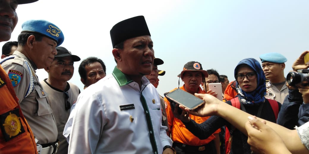 Wakil Bupati Karawang, Ahmad Zamakhsyar, meninjau langsung posko pencarian korban Lion Air JT 610 di Tanjung Pakis. (Foto: Farid/ngopibareng.id)