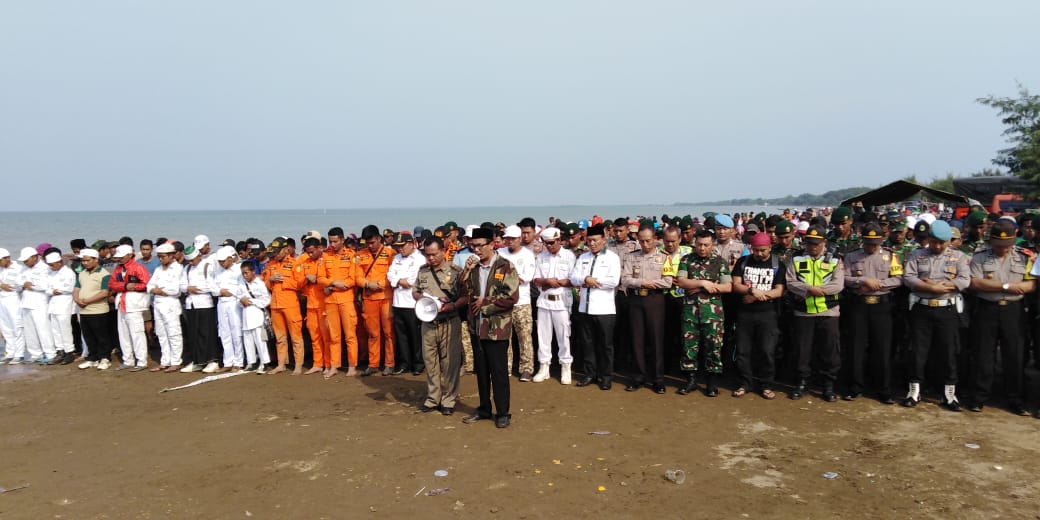 Wakil Bupati Karawang Ahmad Zamakhsyar pimpin sholat gaib. (Foto: Farid/ngopibareng.id)