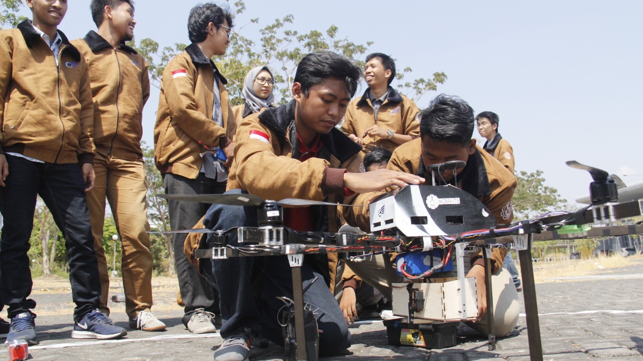 Tim robot Bayucaraka ITS mencoba robot terbeng mereka.