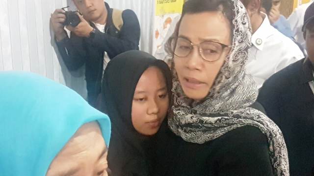 Menteri Keuangan Sri Mulyani memeluk keluarga para korban Lion Air JT 610.