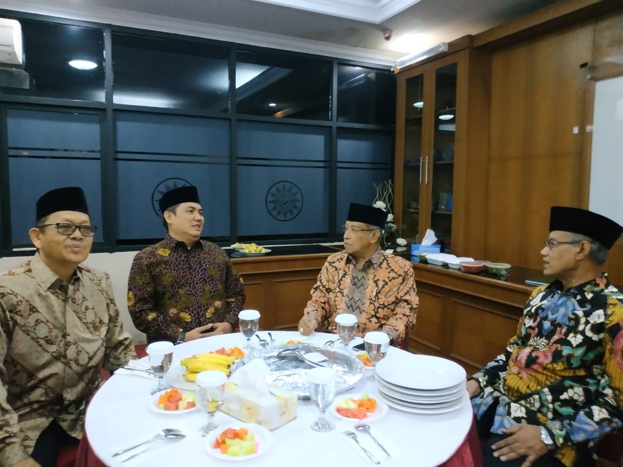 BALASAN: Ketua Umum PBNU KH Said Aqil Siroj didampingi Sekjen Helmy Faishal Zaini dan Waketum Prof. Maksum Mahfoedz bersilaturahim ke Kantor Pimpinan Pusat Muhammadiyah bertemu dengan Ketua Umum Haedar Nashir dan Sekretaris Umum Abdul Mu'ti, Rabu malam, 31 Oktober 2018. (foto: asmanu/ngopibareng.id)