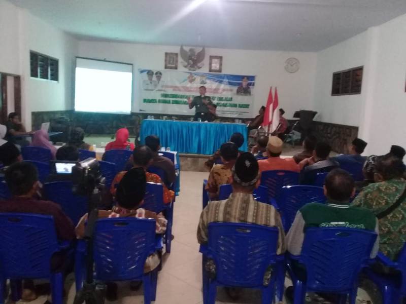 Kasdim 0815 Mojokerto Mayor Inf Nuryakin, S.Sos saat Ceramah Kebangsaan Di Acara Sosialisasi Budaya Gemar Membaca Di Desa Petak, Pacet. 