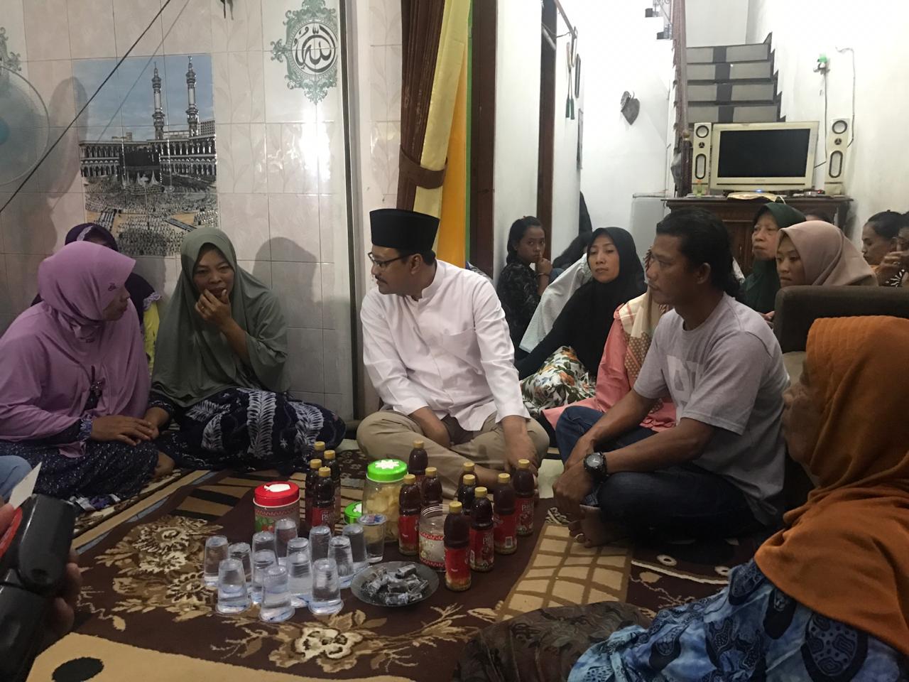 Wagub Jatim Saifullah Yusuf (Gus Ipul) ketika mengunjungi keluarga korban Lion Air. Foto: ngopibareng.id