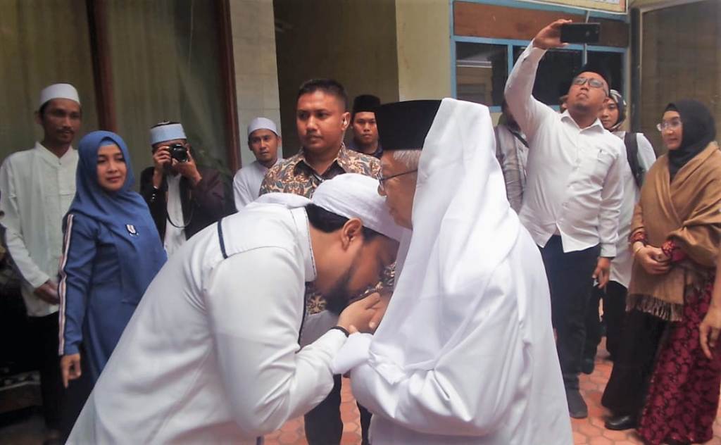 ZIARAH: Mustasyar PBNU KH Ma’ruf Amin bersilaturahim ke Pondok Pesantren Salafiyah Syafi’iyah Sukorejo, Situbondo. (foto: ma for ngopibareng.id)