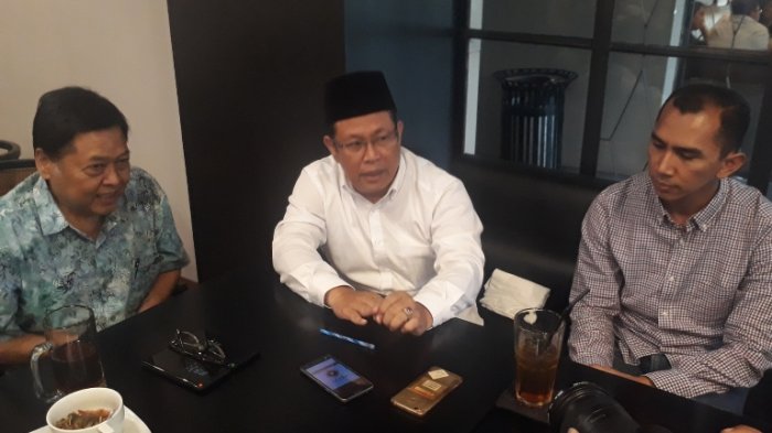 ULAMA: KH Dian Nafi' (tengah), Pengasuh Pondok Pesantren Al Muayyad, Kartosuro, Solo. (foto: dok ngopibareng.id)