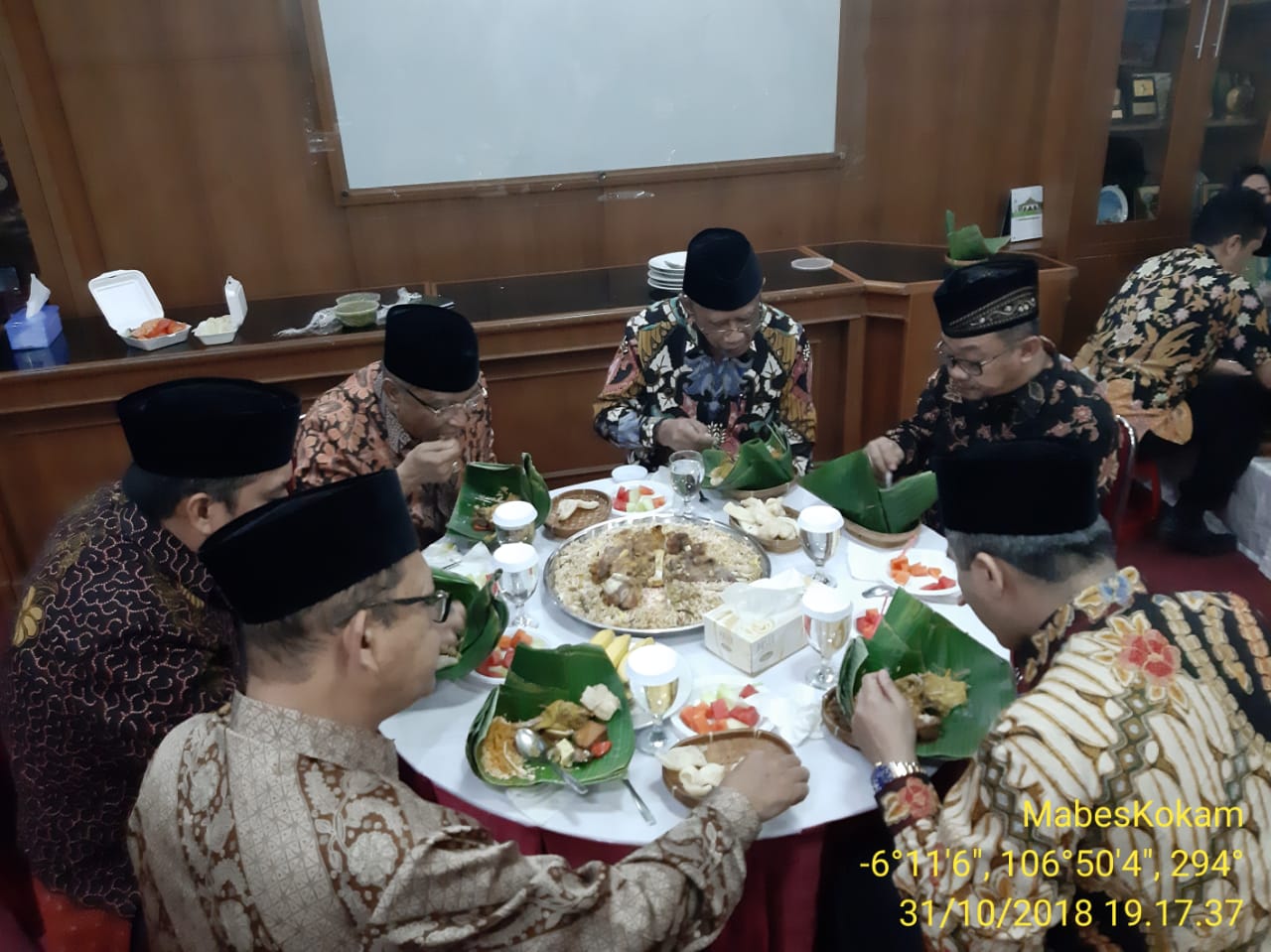 MAKAN MALAM: Para tokoh Nahdlatul Ulama dan Muhammadiyah di Gedung Dakwah Muhammadiyah Jakarta. (foto: md for ngopibareng.id)