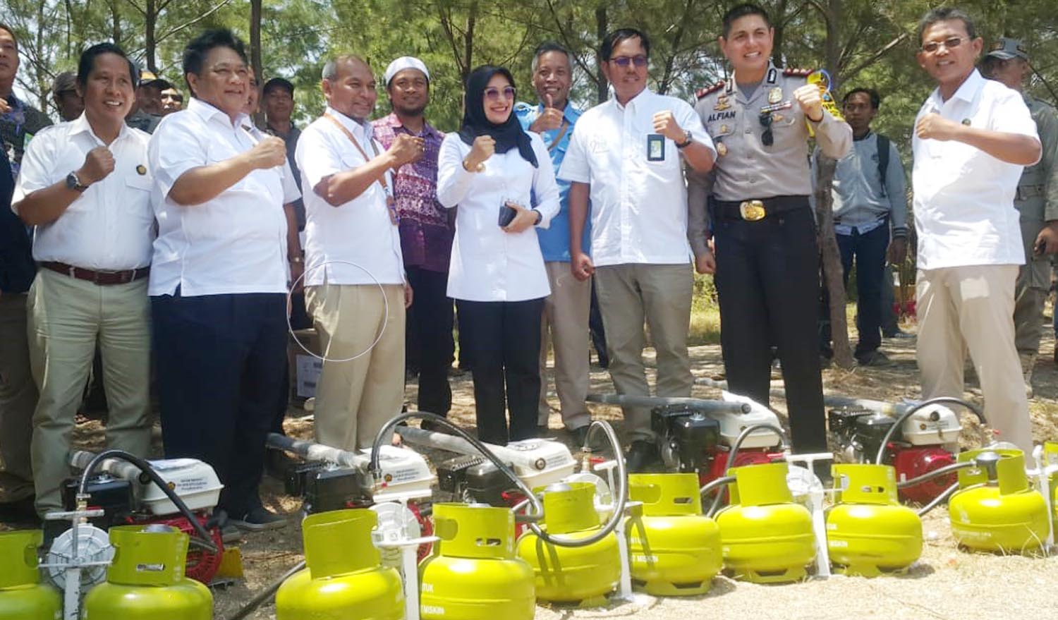 Bupati Probolinggo, Puput Tantriana Sari (tengah) saat penyerahan bantuan konverter kit kepada nelayan kecil. (Foto: Ikhsan/Ngopibareng.id).