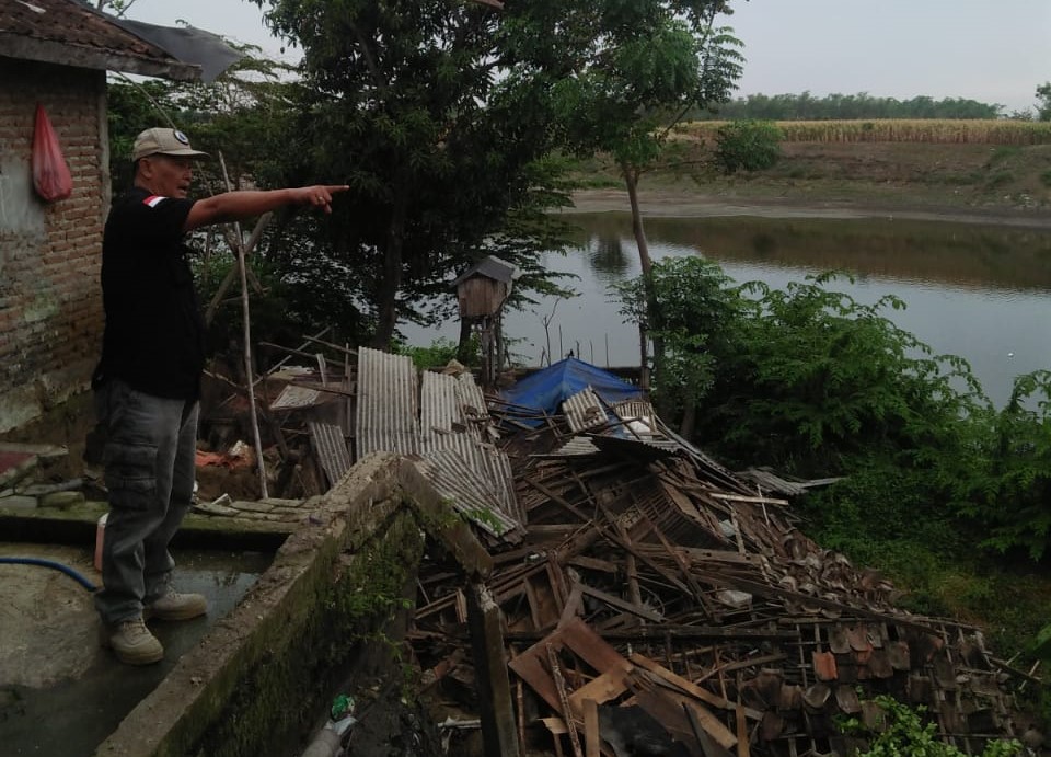 BPBD Lamongan saat meninjau lokasi tanggul jebol. (Foto: Totok/ngopibareng.id)