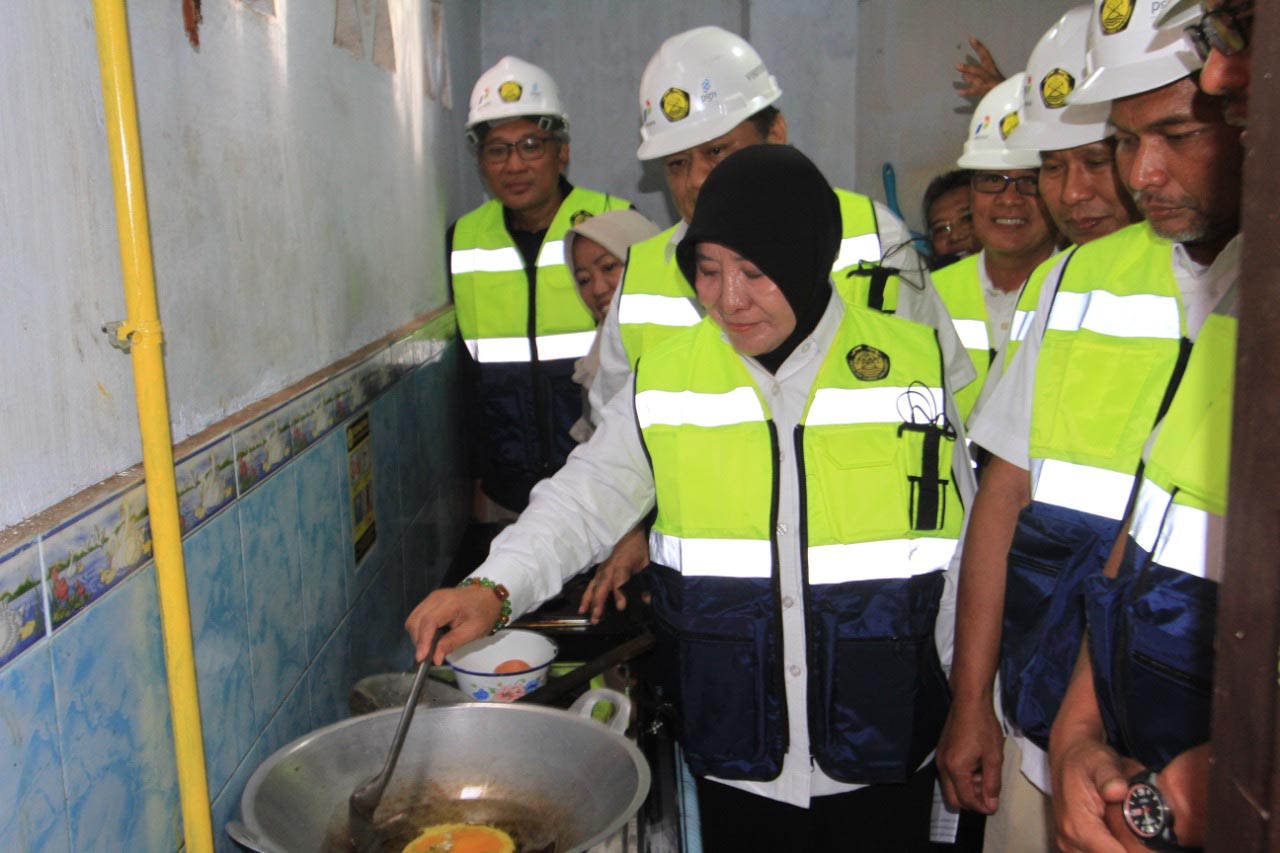  Walikota Rukmini menggoreng telur mata sapi (dadar) dengan menggunakan kompor berbahan bakar gas. (Foto: Ikhsan/ngopibareng.id)