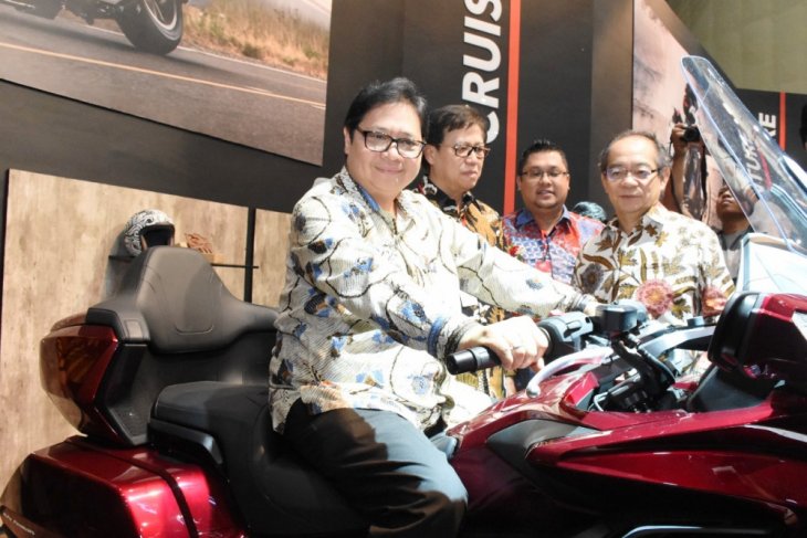 Menteri Perindustrian Airlangga Hartarto memperhatikan berbagai produk sepeda motor yang ditampilkan pada pembukaan Indonesia Motor Show (IMOS) 2018. Foto: kementerian perindustrian 