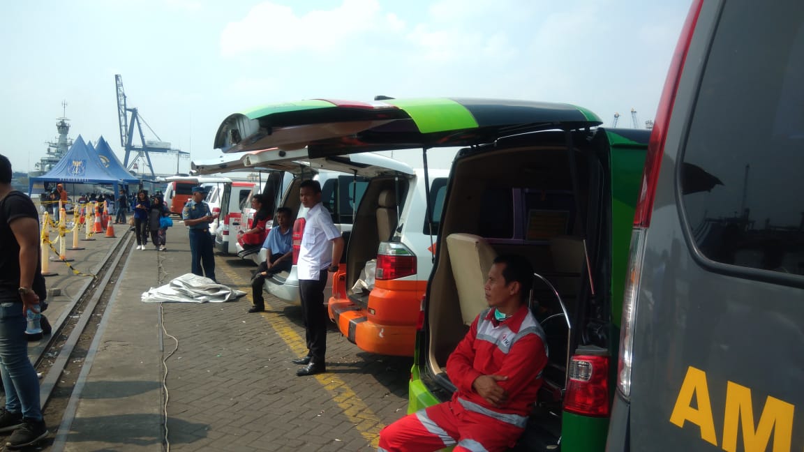 Ambulance berjajar dipersiapkan untuk mengevakuasi jenazah korban yang ditemukan oleh tim Basarnas. (Foto: Asmanu/ngopibareng.id)
