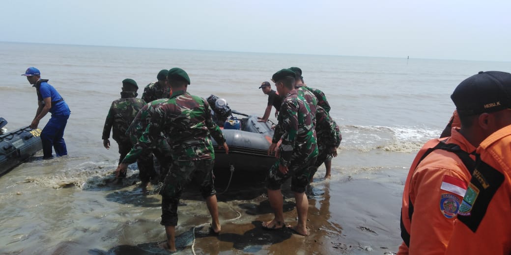 Tim penyelamat sedang menyiapkan perahu karet. (Foto: Farid/ngopibareng.id)