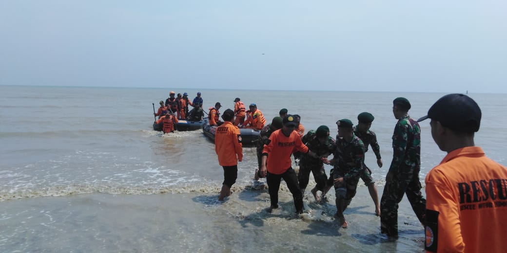 Tim penyelamat sedang menyiapkan perahu karet. (Foto: Farid/ngopibareng.id)