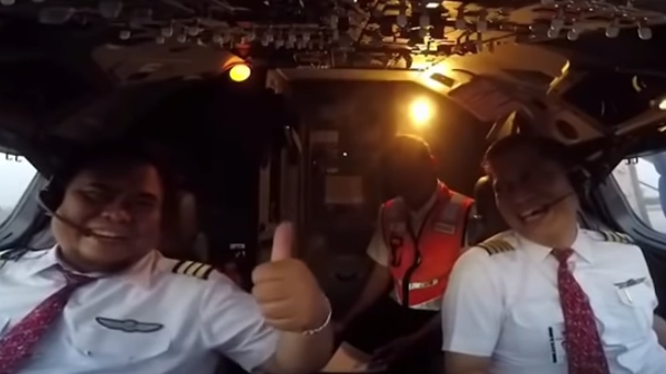 Harvino, Kopilot Lion Air JT 610 saat terbang terakhir dengan Kapten Edward Ferry Limbong ke Malang, Jawa Timur. Foto: capture Youtube @edwardflimbong.