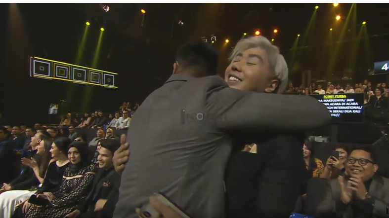 Robby Purba memeluk Roy Kiyoshi di acara yang dipandunya secara live bersama Daniel Mananta, Indonesian Television Awards (ITA) 2018.