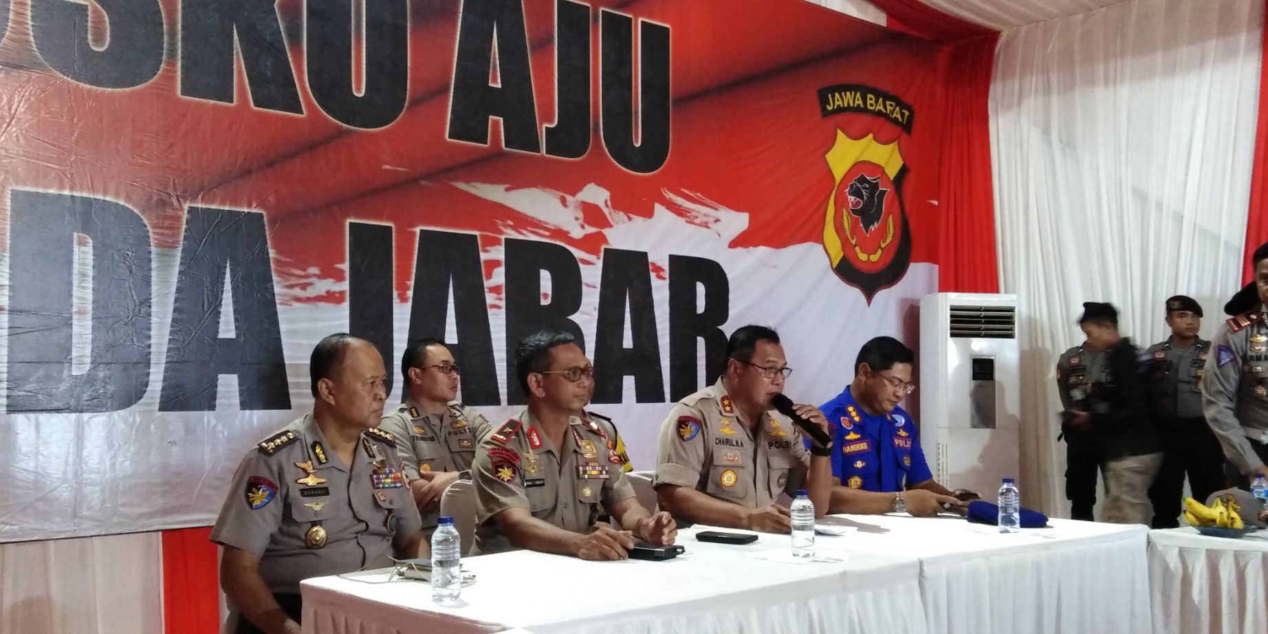 Kakorpolairud Baharkam Irjen Chairul Noor Alamsyah, saat membirikan keterangan pers di posko pencarian Pantai Tanjungpakis, Karawang, Kamis, 1 November 2018. (foto: farid/ngopibareng.id) 