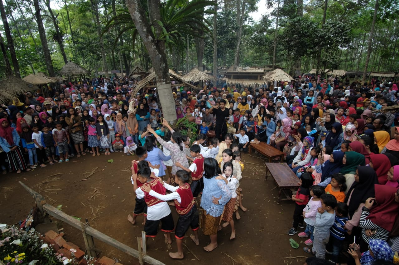 Keramaian Pasar Kandang. foto:kemenpar