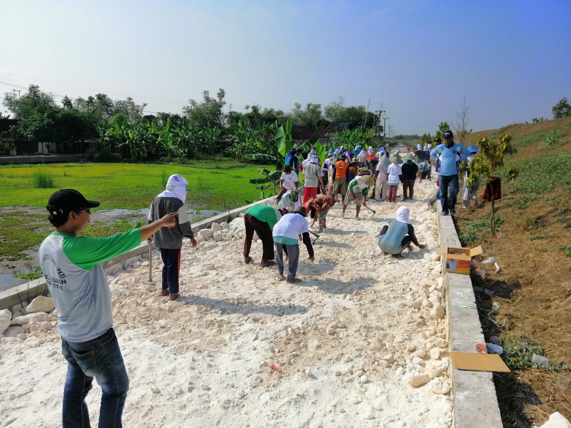 Korban tsunami Palu asal Lamongan, ikut Proyek Padat Karya untuk menyambung hidup. (Foto: Totok/ngopibareng.id)