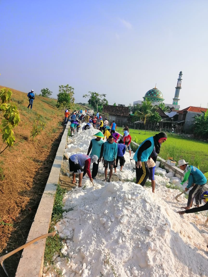 Korban tsunami Palu asal Lamongan, ikut Proyek Padat Karya untuk menyambung hidup. (Foto: Totok/ngopibareng.id)