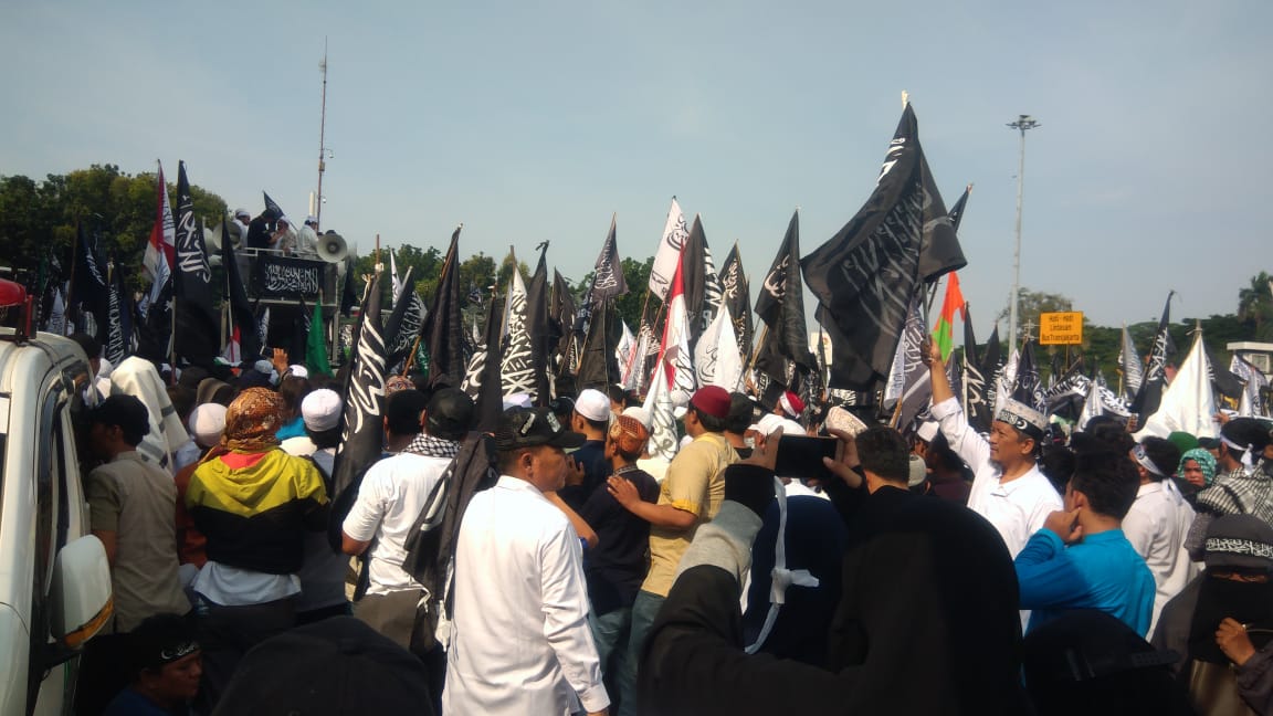 Peserta aksi bela tauhid gagal tembus Istana Merdeka. Terhalang pagar berduri di depan Kantor Menko Polhukam. (Foto: Asmanu/ngopibareng.id)