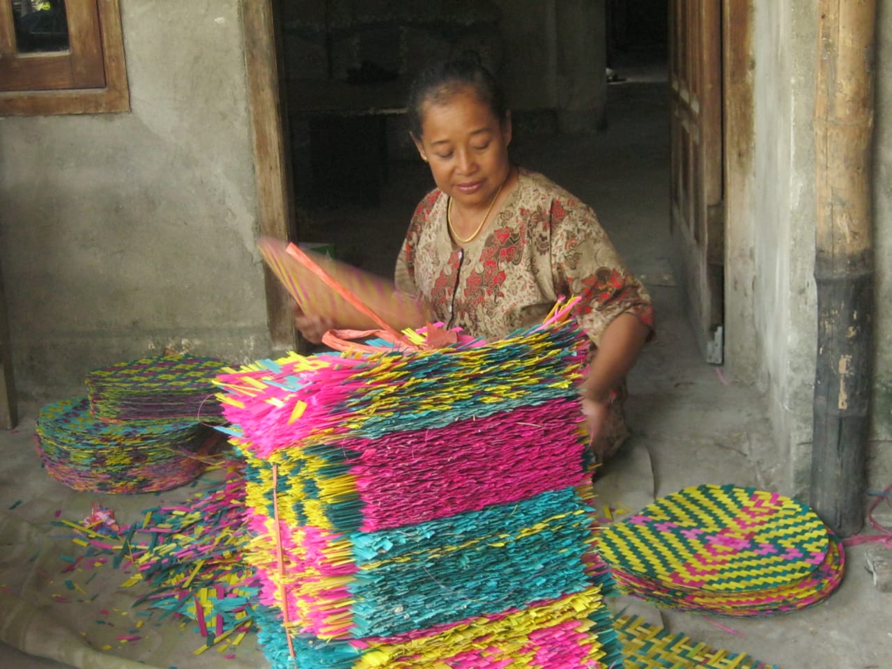 seorang warga Lamongan, bertahan dengan kerajinan dari bambu. (Foto: Totok/ngopibareng.id)