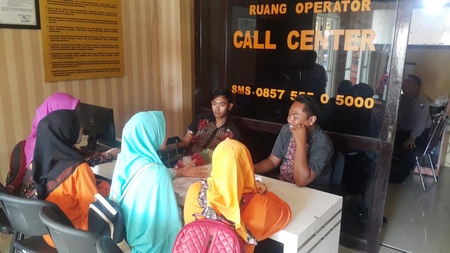 Wiwik Hidayati bersama teman-temannya saat mendatangi Mapolresta Probolinggo. (Foto: Ikhsan/Ngopibareng.id)