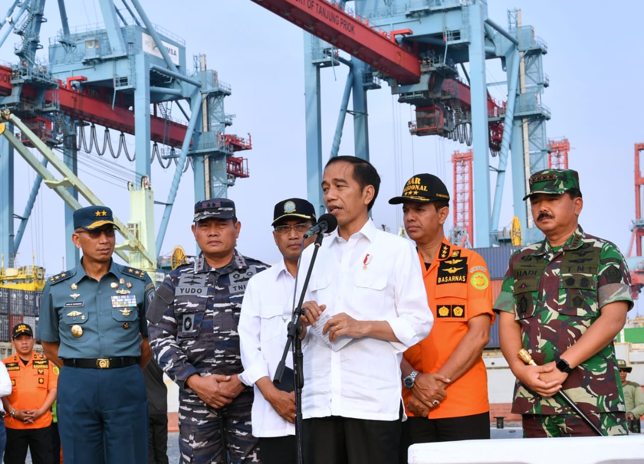 Presiden Joko Widodo mengadakan konferensi pers usai berkoordinasi dengan tim pencarian korban jatuhnya pesawat Lion Air JT 610 di Jakarta Interntional Container Terminal, Tanjung Priok, Jakarta Utara, Jumat, 2 November 2018. (Foto: Biro Setpers Presiden)