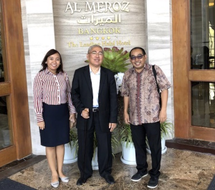 Penulis (kanan) bersama pemilik Al Meroz Rausak Mulsap dan Anet Adilla dari Kedubes RI di Bangkok. 