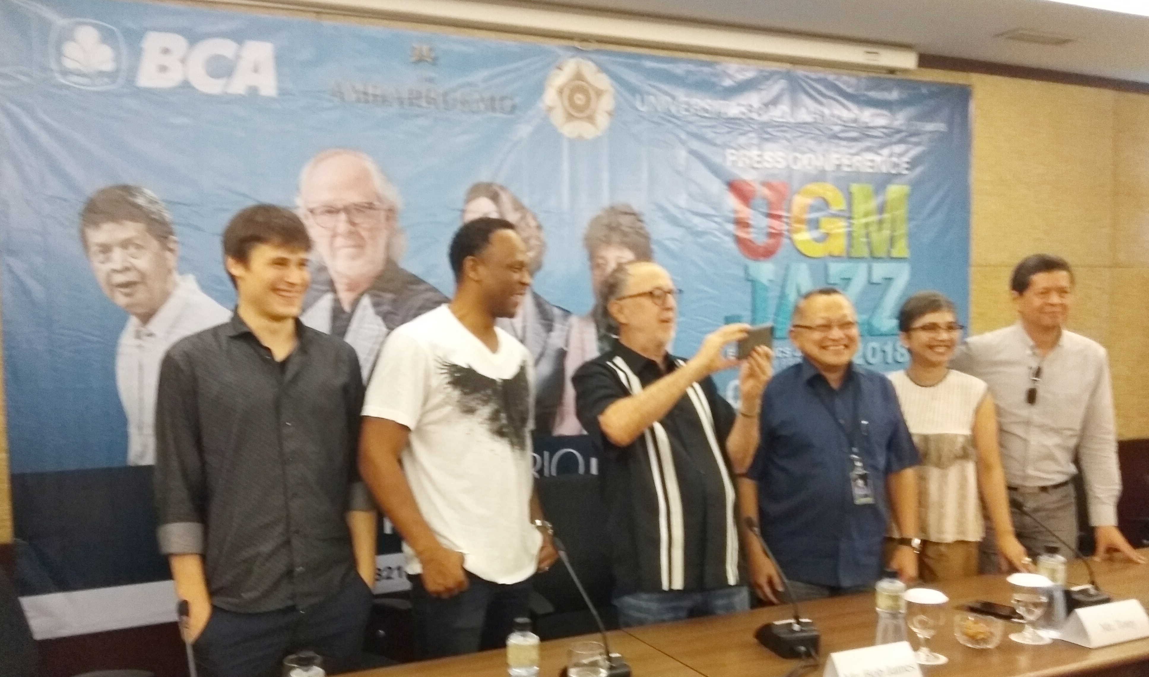 Dari kiri, Michael Pallazolo (basis), Ronald Otis (drumer), Bob James (pianis), Tony Prasetiantono (promotor UGM Jazz), Ruth Sahanaya dan Candra Darusman dalam konferensi pers di Royal Ambarrukmo, Jumat (2/11). (Foto: Erwan Widyarto)