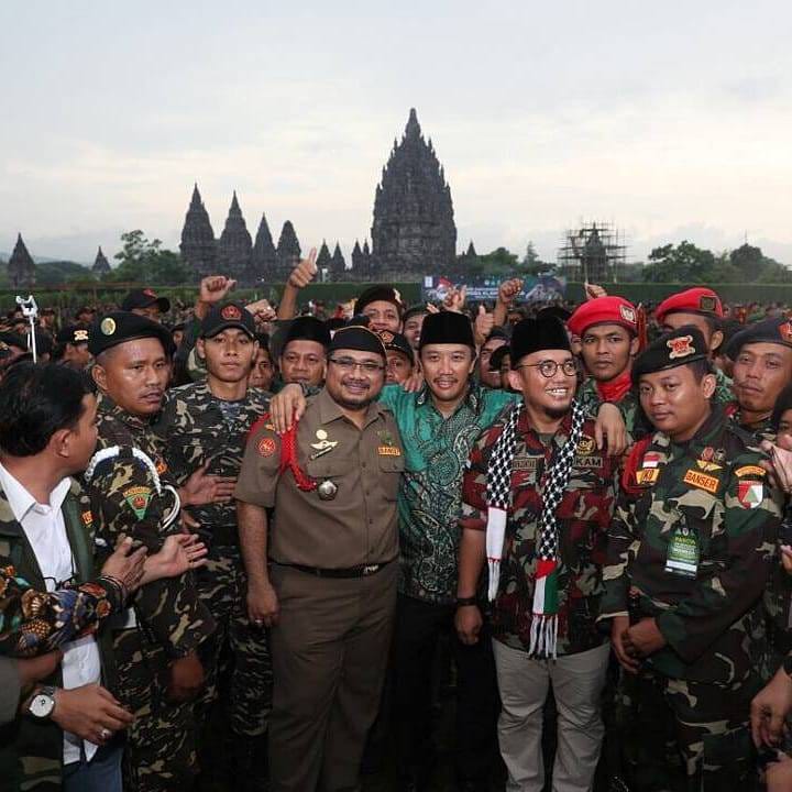 BERGANDENGAN: Menteri Pemuda dan Olahraga Nahrawi, Gus Tutut dan Ketua Pemuda Muhammadiyah. (foto: dok ngopibareng.id)