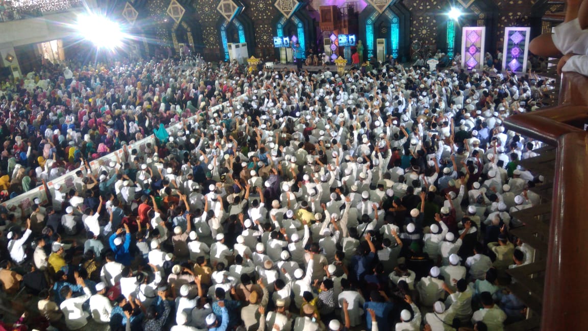 Jemaah mendengarkan ceramah UAS di Masjid At Tien TMII, Jakarta. (Foto: Asmanu/ngpoibareng)
