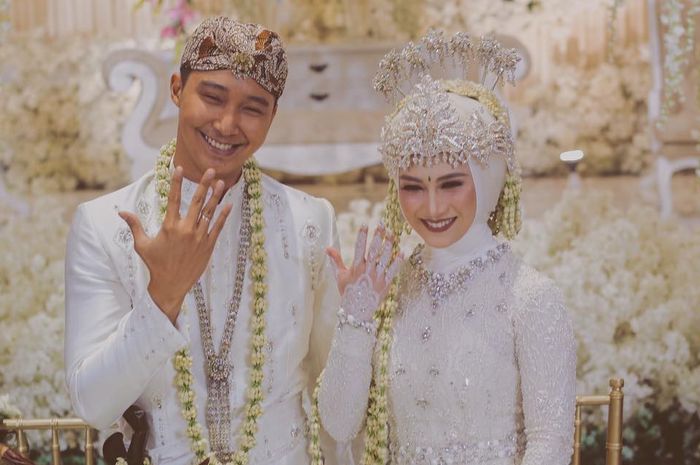 Melody dan Hanif menunjukkan cincin pernikahan.