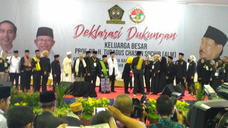DUKUNGAN: Jokowi-Ma’ruf saat menghadiri deklarasi dukungan darri keluarga almarhum Tb Chasan Sochib, di Gelanggang Olahraga (GOR) Maulana Yusuf, Serang – Banten, Sabtu malam, 3 November 2018.(foto: ma for ngopibareng.id)