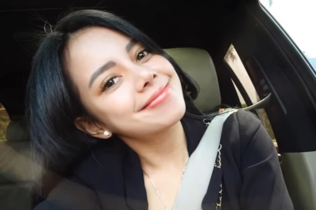 Trianingsih Putri Van Ende (Tia), pramugari training di Lion Air JT 610. Foto: Youtube Shely Che.