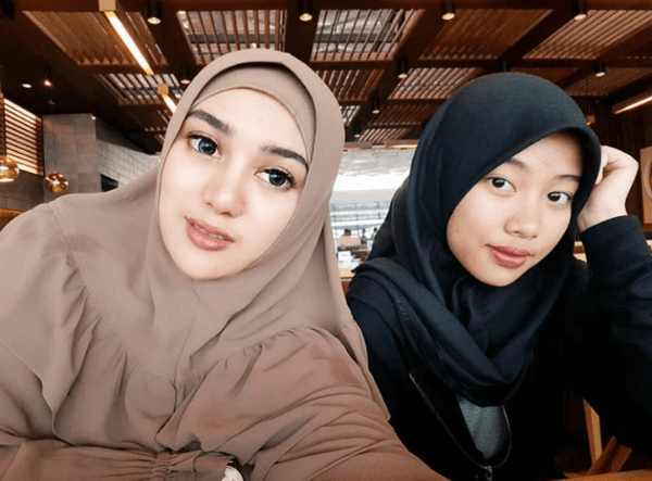Bebi Silvana bersama Ghaniya Salma, putri sulung Opick dengan istri pertama, Dian Rositaningrum.
