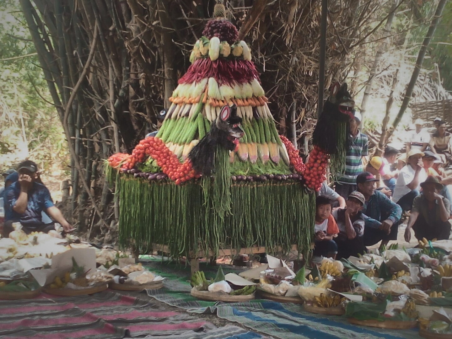 Gunungan tumpeng yang terbuat dari hasil bumi dihias sedemikian rupa oleh warga Dusun Bongso Wetan/dok. Junaedi