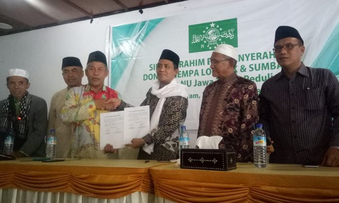 BANTUAN: Penyerahan donasi dari PWNU Jatim kepada tim NU Peduli NTB, di Aula NU NTB, di Mataram. (foto: nu for ngopibareng.id)