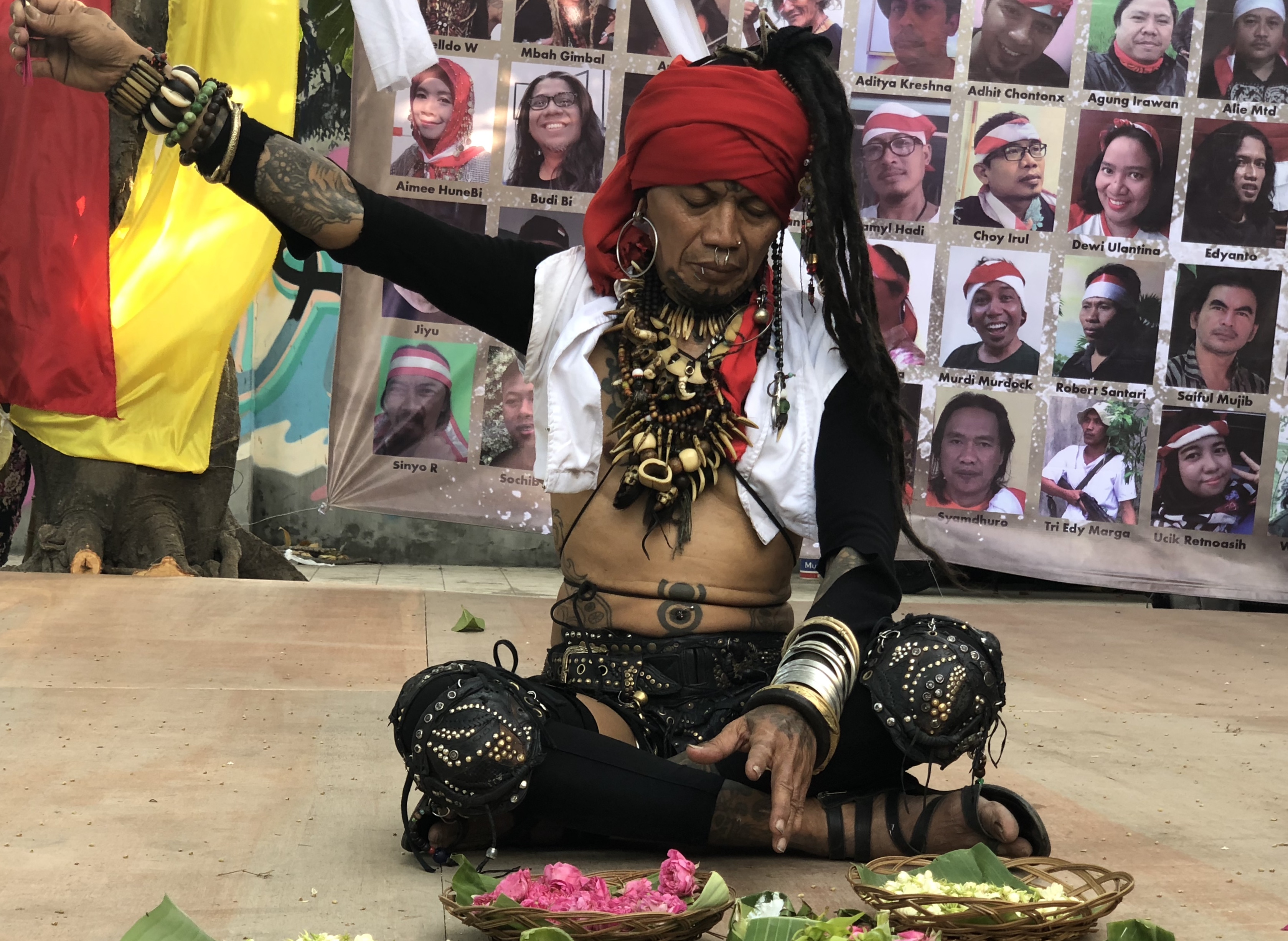 Seniman Wildo performance di pembukaan November Art Surabaya.