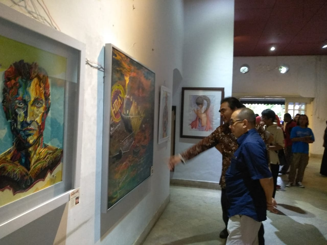Usai meresmikan dan membuka pameran Novermber Art, Arif Afandi, berkesempatan melihat seluruh lukisan yang dipamerkan. foto:idi/ngopibareng.id