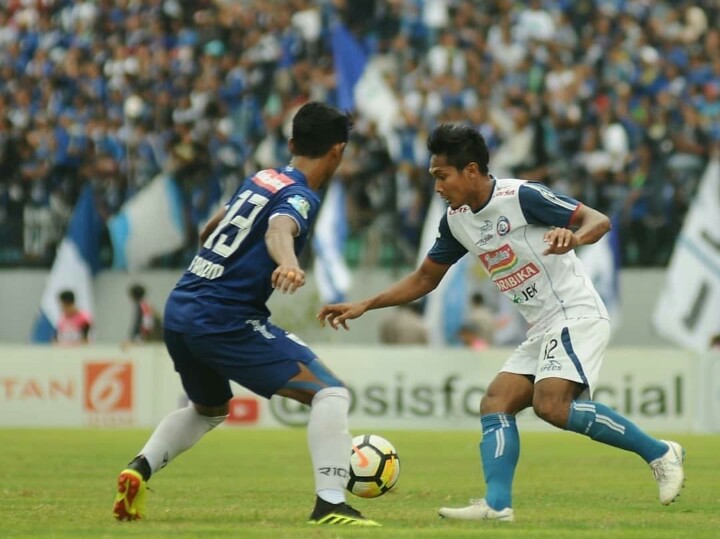 Pemain Arema FC, Hendro Siswanto (kanan) dihadang pemain PSIS Semarang. (Foto: Arema FC)