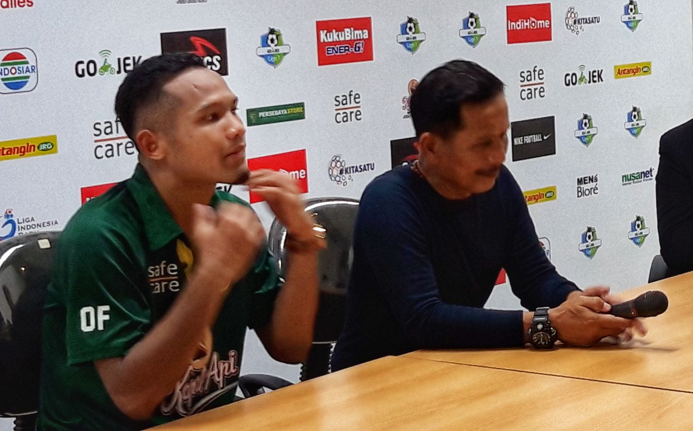 Pemain Persebaya, Oktafianus Fernando (kiri). (foto: Haris/ngopibareng)