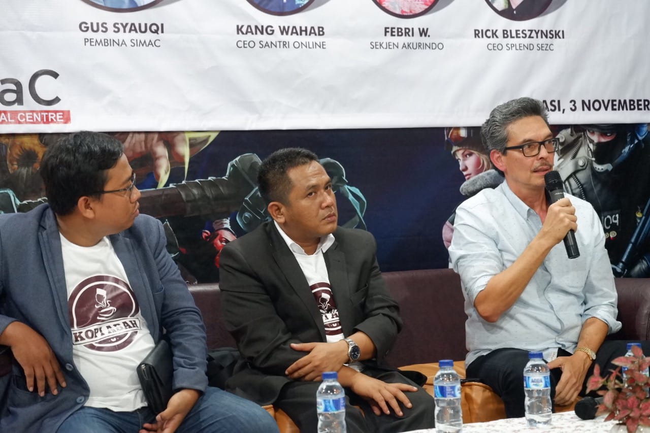 Para punggawa kedai Kopi Abah, mendorong santri menjadi wira usaha. (Foto: Jose Asmanu/ngopibareng.id)