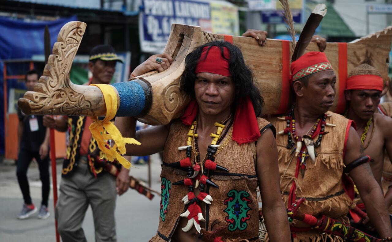 Menggotong Mandau. foto:kemenpar