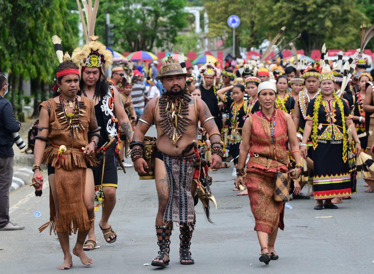 Parade 1000 Mandau begitu menghentak Mahakam. foto:kemenpar