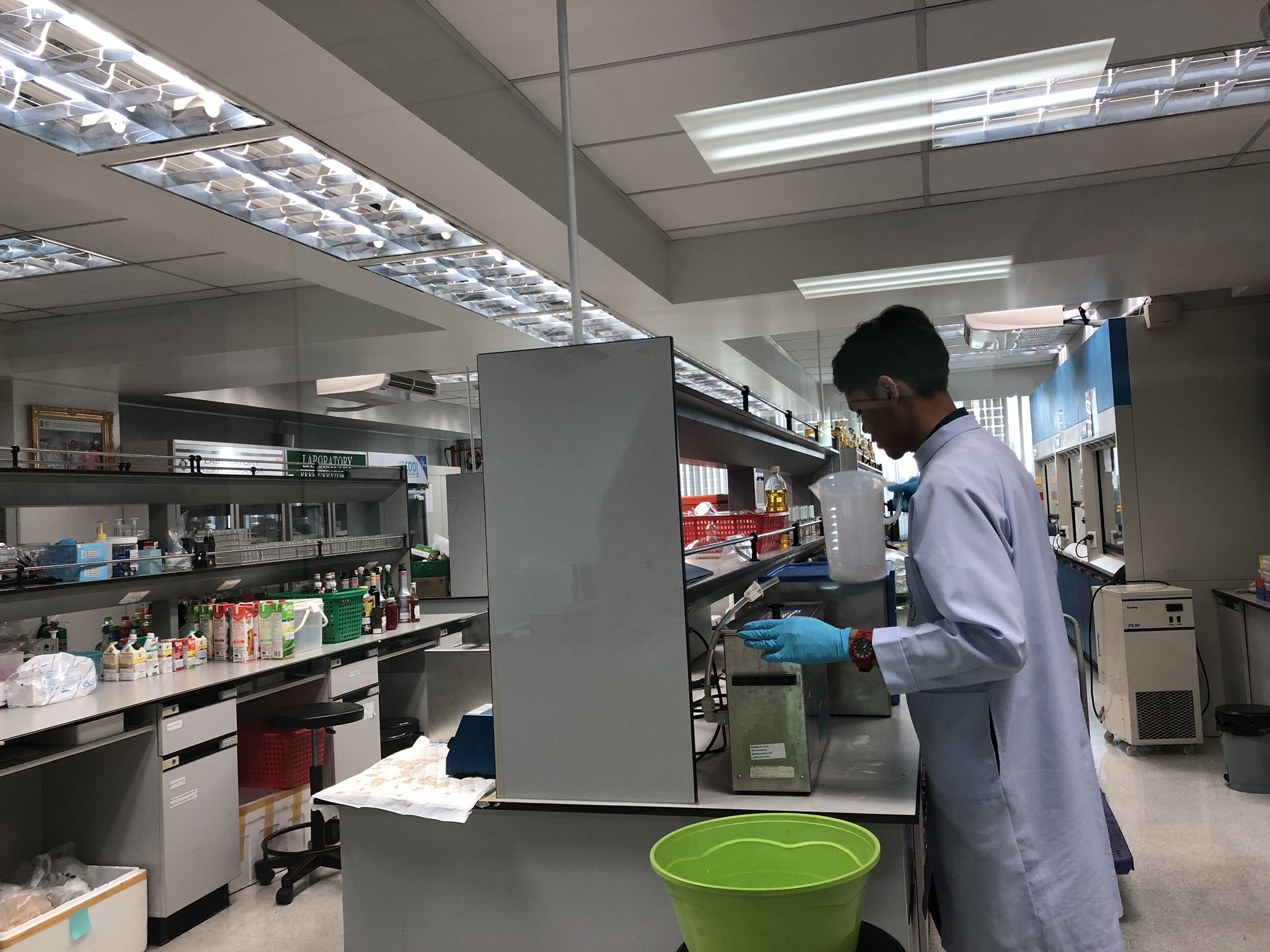 Salah satu ruangan lab yang berstandar internasional. (Foto Arif Afandi/ngopibareng)