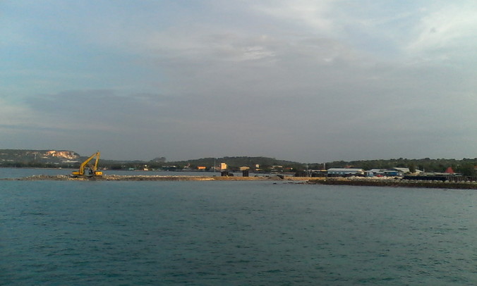 Dua traktor sedang menguruk pantai Paciran. (Foto: atmago/arul c)