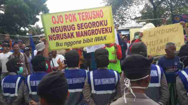 Ratusan nelayan Lamongan melakukan unjukrasa menolak reklamasi di wilayah Paciran, Lamongan. (Foto: kanalindonesia.com)