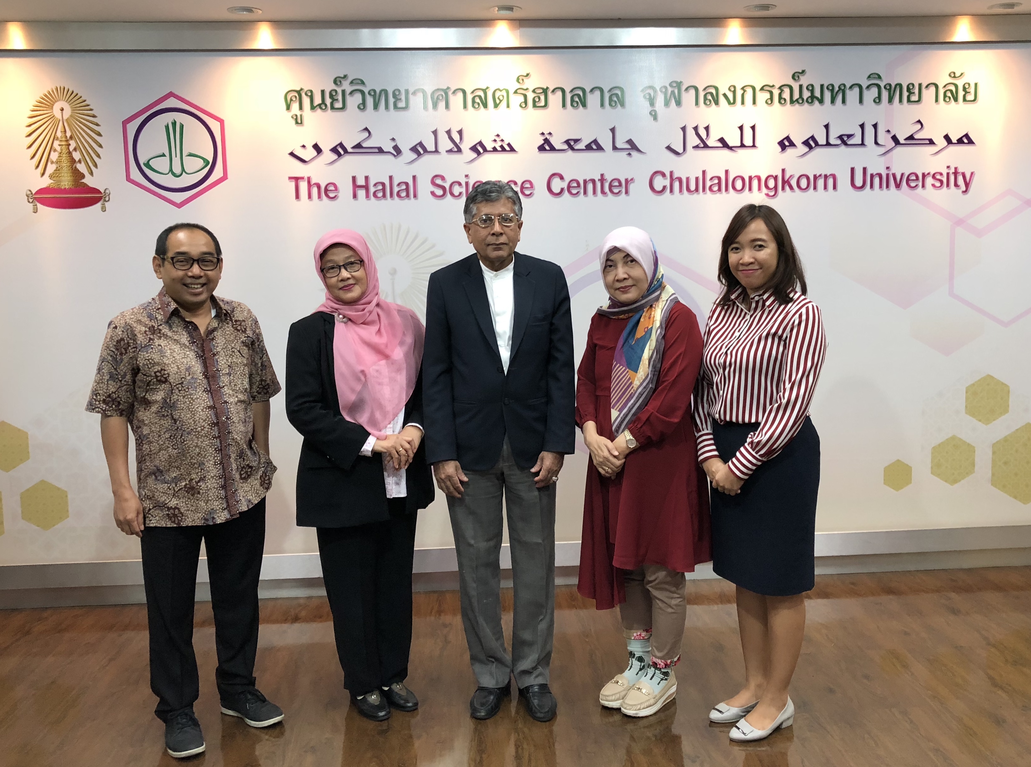 Manat bersama penulis (kiri) saat berkunjung ke labnya.