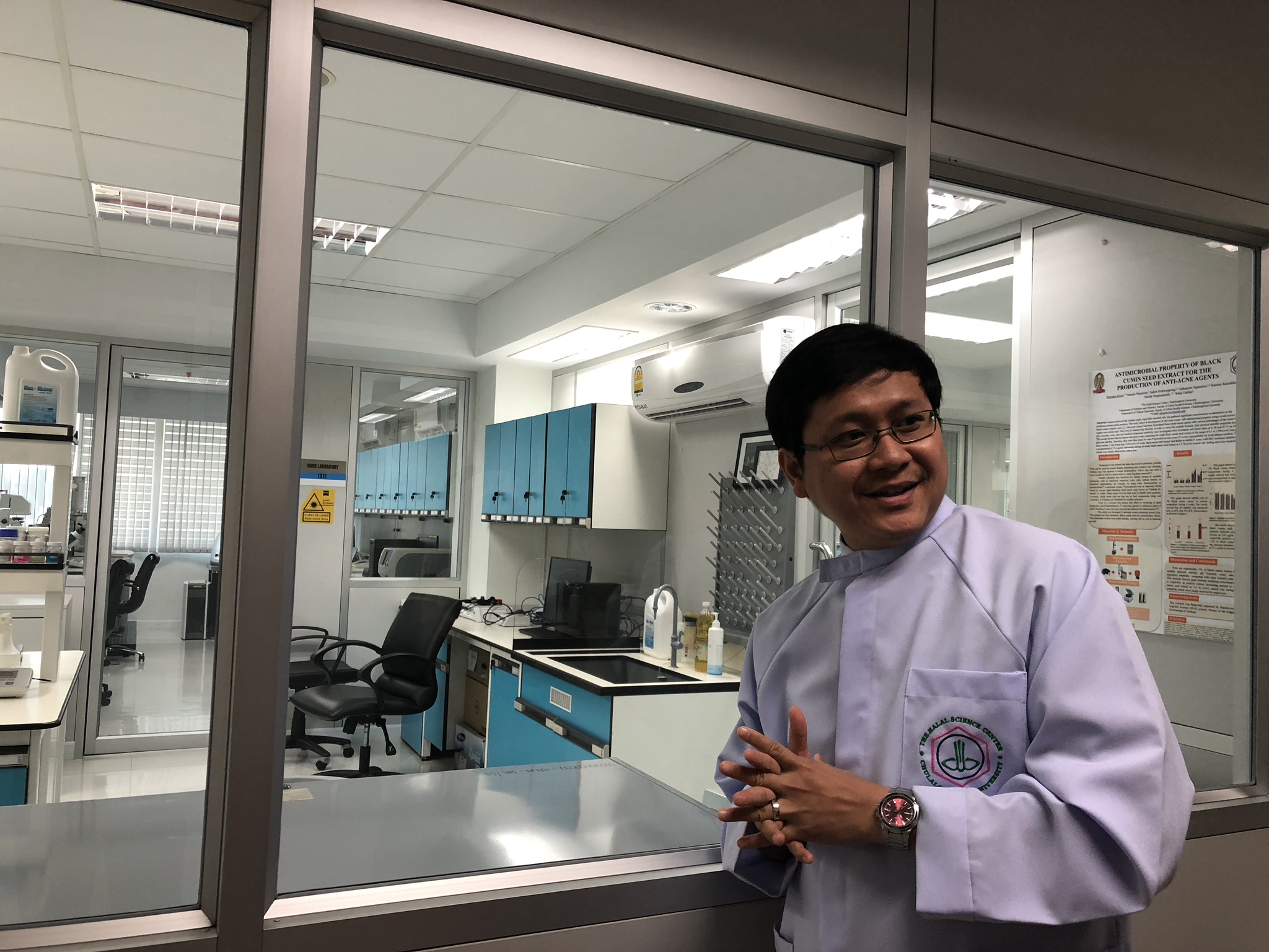 Peneliti lab halal center menjelaskan nano tehnologi.